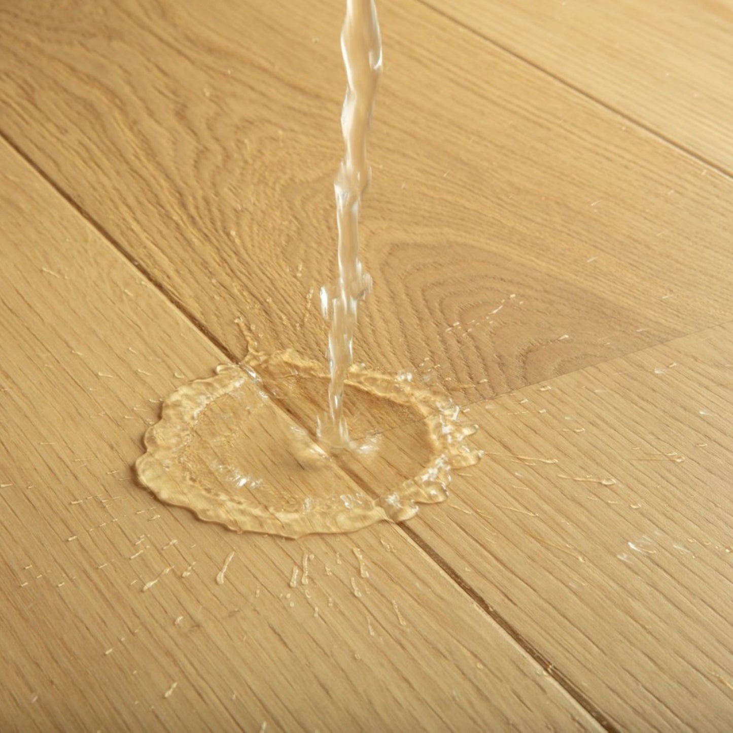 Pavimento in PARQUET CASCADA ROVERE CUOIO EXTRA OPACO QUICK-STEP effetto legno questa tonalità consente di mantenere una base calda senza appesantire lo spazio