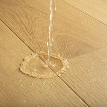 Pavimento in PARQUET CASCADA ROVERE CUOIO EXTRA OPACO QUICK-STEP effetto legno questa tonalità consente di mantenere una base calda senza appesantire lo spazio