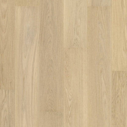 Pavimento in PARQUET CASCADA ROVERE DEL GIGLIO EXTRA OPACO QUICK-STEP effetto chiaro e arioso, ideale per appartamenti di piccole e medie dimensioni dove la percezione dello spazio è centrale