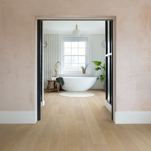 Pavimento in PARQUET CASCADA ROVERE DEL GIGLIO EXTRA OPACO QUICK-STEP effetto chiaro e arioso, ideale per appartamenti di piccole e medie dimensioni dove la percezione dello spazio è centrale