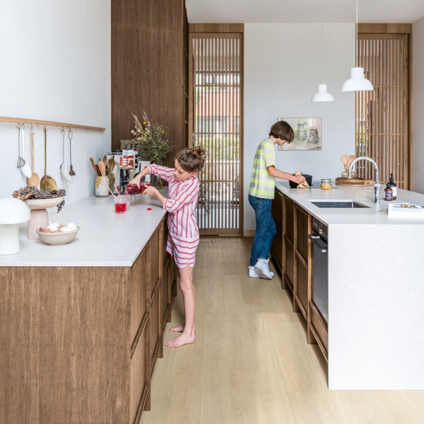 Pavimento in PARQUET CASCADA ROVERE DEL GIGLIO EXTRA OPACO QUICK-STEP effetto chiaro e arioso, ideale per appartamenti di piccole e medie dimensioni dove la percezione dello spazio è centrale