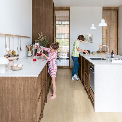 Pavimento in PARQUET CASCADA ROVERE DEL GIGLIO EXTRA OPACO QUICK-STEP effetto chiaro e arioso, ideale per appartamenti di piccole e medie dimensioni dove la percezione dello spazio è centrale