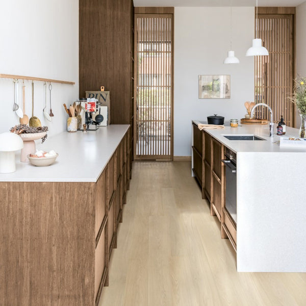 Pavimento in PARQUET CASCADA ROVERE DEL GIGLIO EXTRA OPACO QUICK-STEP effetto chiaro e arioso, ideale per appartamenti di piccole e medie dimensioni dove la percezione dello spazio è centrale