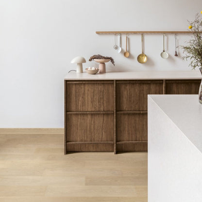 Pavimento in PARQUET CASCADA ROVERE DEL GIGLIO EXTRA OPACO QUICK-STEP effetto chiaro e arioso, ideale per appartamenti di piccole e medie dimensioni dove la percezione dello spazio è centrale
