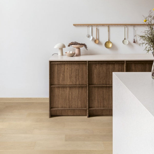 Pavimento in PARQUET CASCADA ROVERE DEL GIGLIO EXTRA OPACO QUICK-STEP effetto chiaro e arioso, ideale per appartamenti di piccole e medie dimensioni dove la percezione dello spazio è centrale
