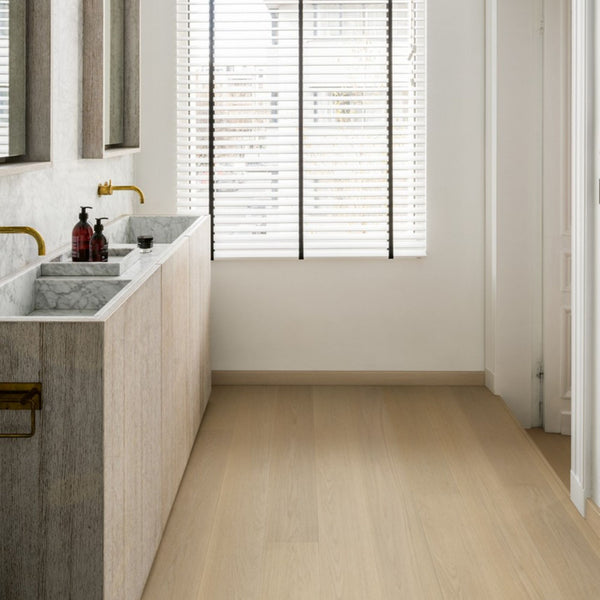Pavimento in PARQUET CASCADA ROVERE DEL GIGLIO EXTRA OPACO QUICK-STEP effetto chiaro e arioso, ideale per appartamenti di piccole e medie dimensioni dove la percezione dello spazio è centrale