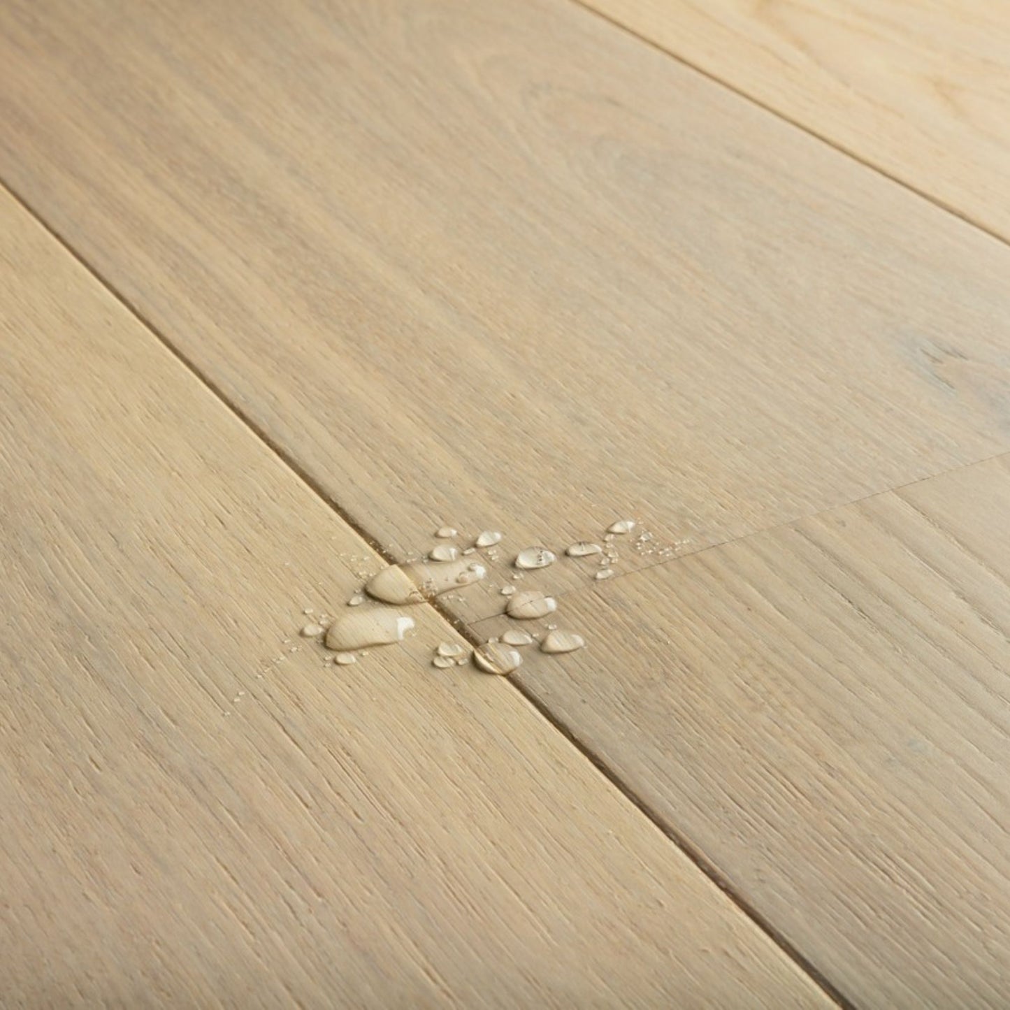 Pavimento in PARQUET CASCADA ROVERE DEL GIGLIO EXTRA OPACO QUICK-STEP effetto chiaro e arioso, ideale per appartamenti di piccole e medie dimensioni dove la percezione dello spazio è centrale