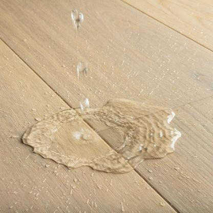 Pavimento in PARQUET CASCADA ROVERE DEL GIGLIO EXTRA OPACO QUICK-STEP effetto chiaro e arioso, ideale per appartamenti di piccole e medie dimensioni dove la percezione dello spazio è centrale