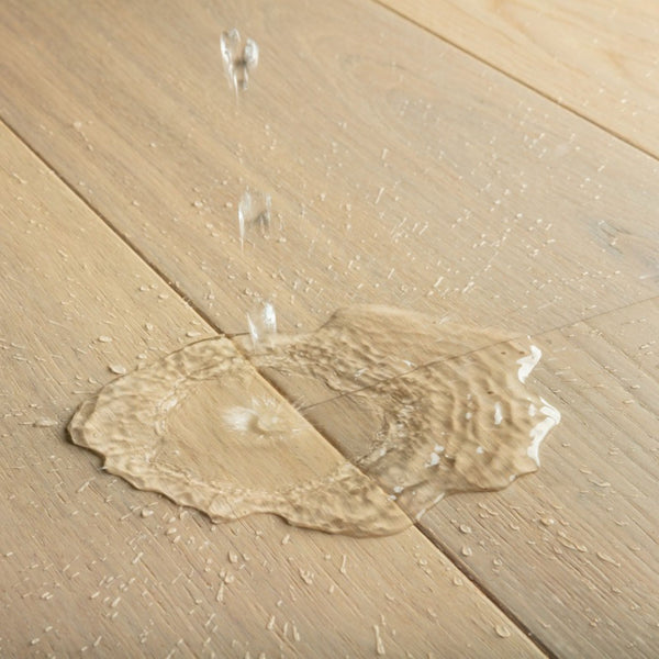 Pavimento in PARQUET CASCADA ROVERE DEL GIGLIO EXTRA OPACO QUICK-STEP effetto chiaro e arioso, ideale per appartamenti di piccole e medie dimensioni dove la percezione dello spazio è centrale