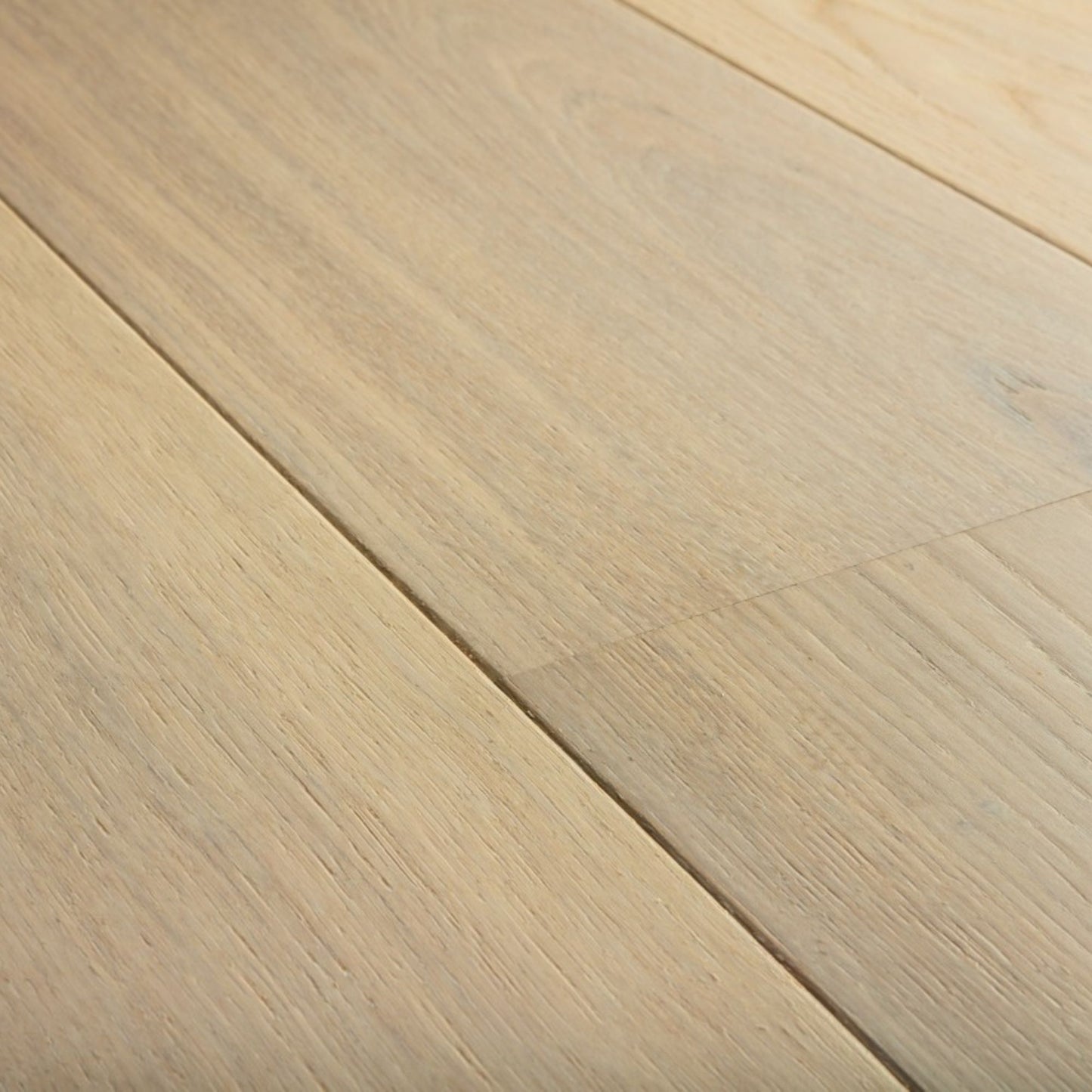 Pavimento in PARQUET CASCADA ROVERE DEL GIGLIO EXTRA OPACO QUICK-STEP effetto chiaro e arioso, ideale per appartamenti di piccole e medie dimensioni dove la percezione dello spazio è centrale