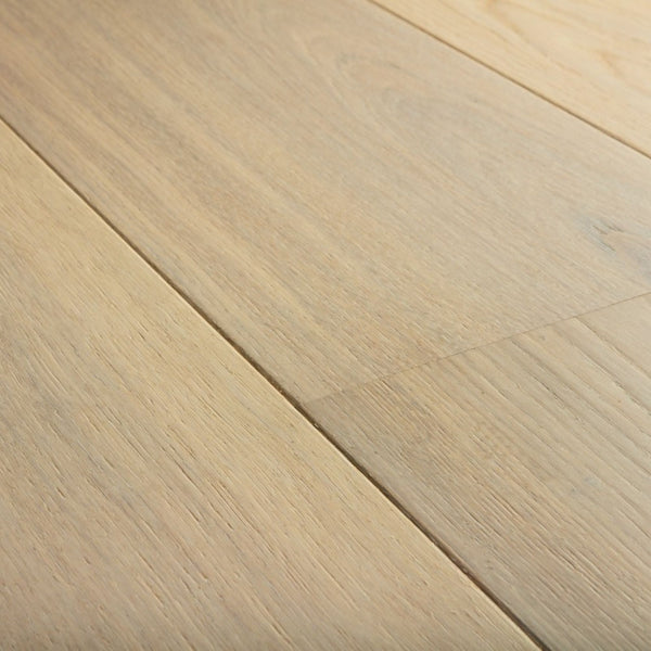 Pavimento in PARQUET CASCADA ROVERE DEL GIGLIO EXTRA OPACO QUICK-STEP effetto chiaro e arioso, ideale per appartamenti di piccole e medie dimensioni dove la percezione dello spazio è centrale