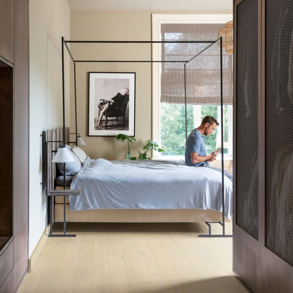Pavimento in PARQUET AMATO ROVERE DELLA TUNDRA EXTRA OPACO QUICK-STEP effetto legno adatto a interni che richiedono luminosità e continuità cromatica