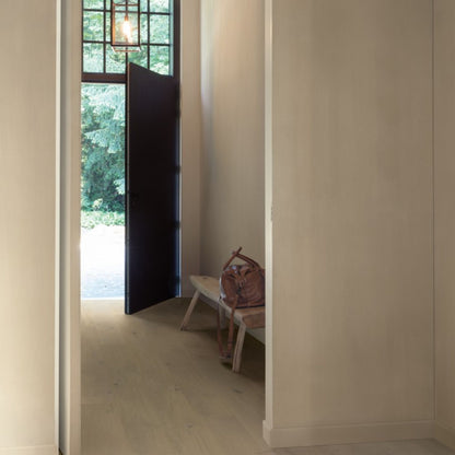 Pavimento in PARQUET CASCADA ROVERE DELLA TUNDRA EXTRA OPACO QUICK-STEP effetto legno crea una base chiara che amplifica la luce nella stanza
