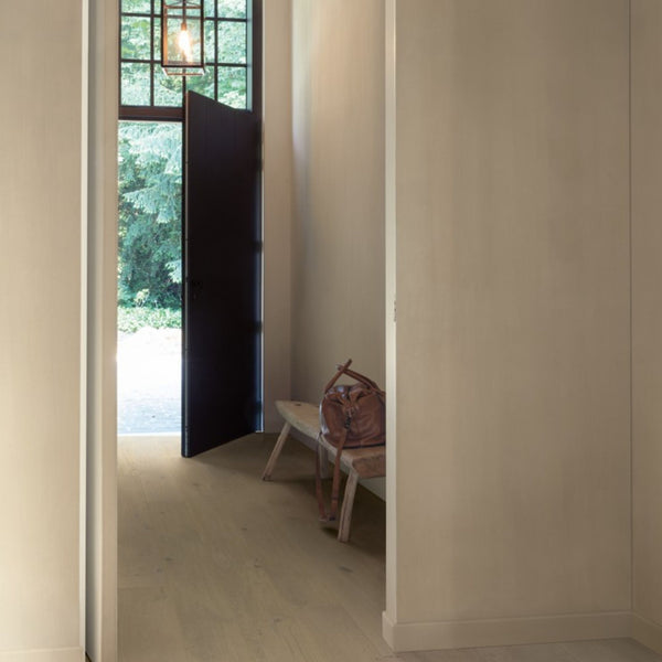 Pavimento in PARQUET CASCADA ROVERE DELLA TUNDRA EXTRA OPACO QUICK-STEP effetto legno crea una base chiara che amplifica la luce nella stanza
