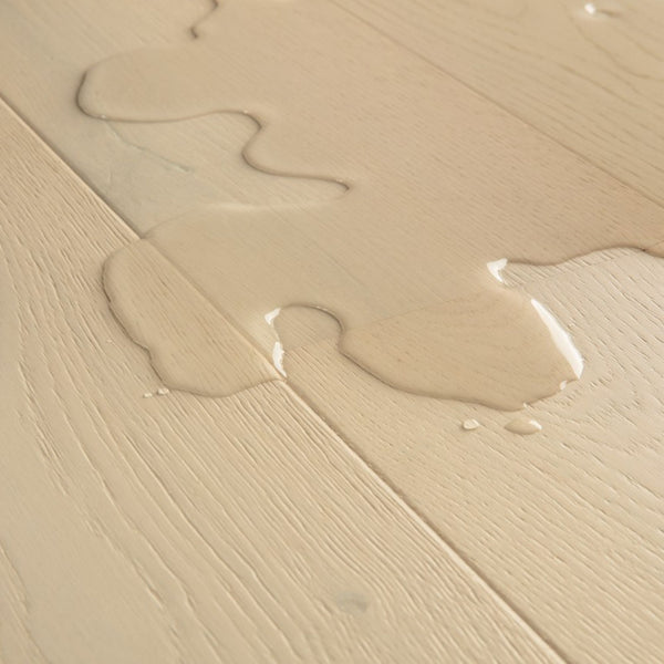Pavimento in PARQUET AMATO ROVERE DELLA TUNDRA EXTRA OPACO QUICK-STEP effetto legno adatto a interni che richiedono luminosità e continuità cromatica