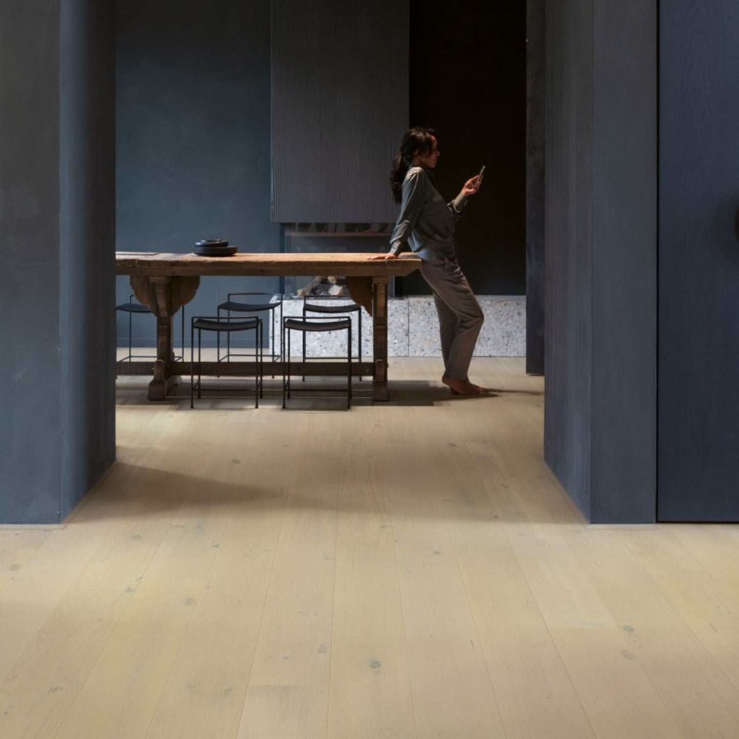 Pavimento in PARQUET CASCADA ROVERE DELLA TUNDRA EXTRA OPACO QUICK-STEP effetto legno crea una base chiara che amplifica la luce nella stanza