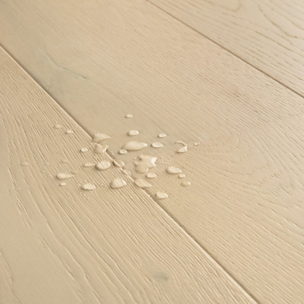 Pavimento in PARQUET AMATO ROVERE DELLA TUNDRA EXTRA OPACO QUICK-STEP effetto legno adatto a interni che richiedono luminosità e continuità cromatica