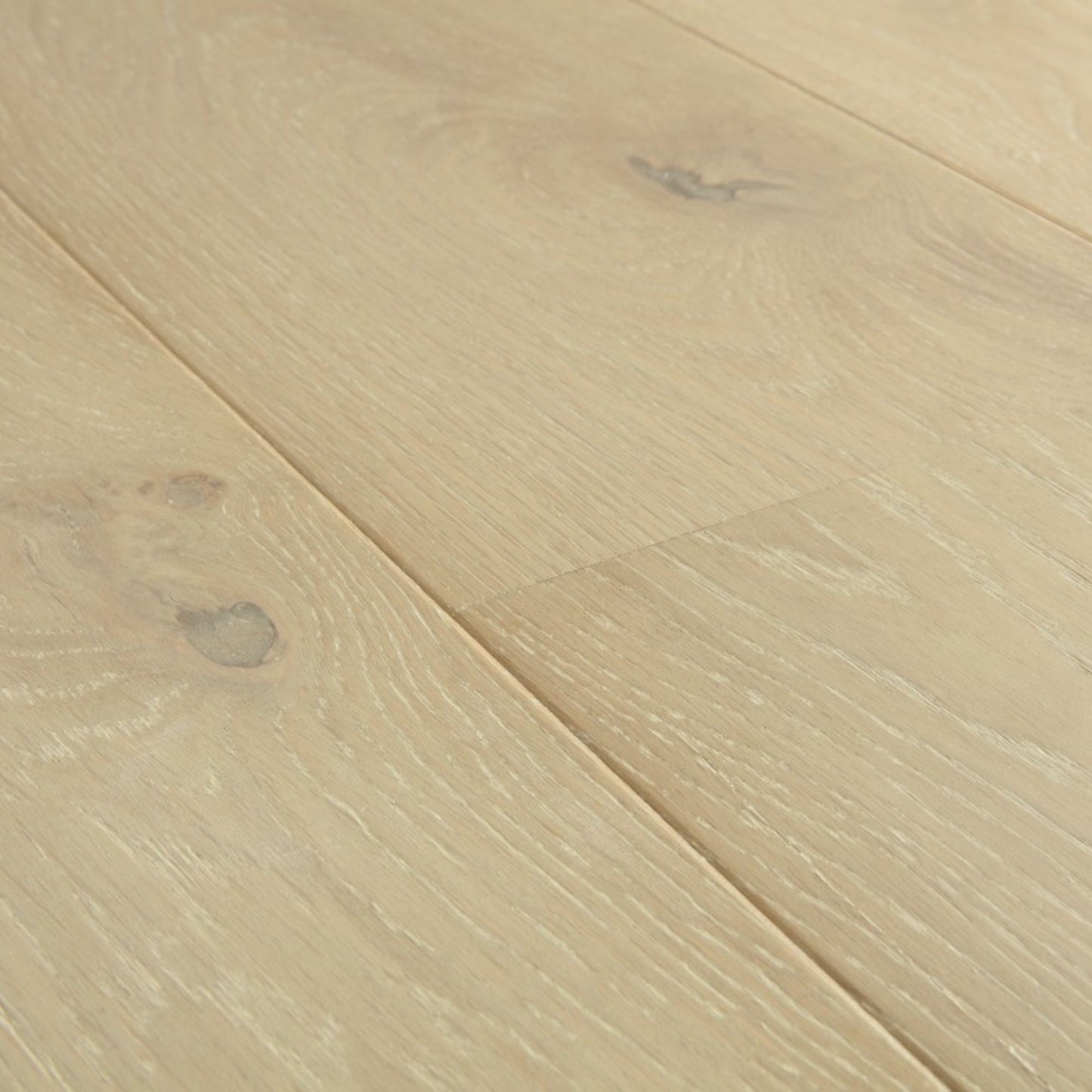 Pavimento in PARQUET CASCADA ROVERE DELLA TUNDRA EXTRA OPACO QUICK-STEP effetto legno crea una base chiara che amplifica la luce nella stanza