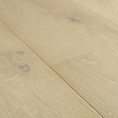 Pavimento in PARQUET CASCADA ROVERE DELLA TUNDRA EXTRA OPACO QUICK-STEP effetto legno crea una base chiara che amplifica la luce nella stanza