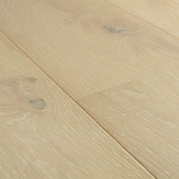 Pavimento in PARQUET CASCADA ROVERE DELLA TUNDRA EXTRA OPACO QUICK-STEP effetto legno crea una base chiara che amplifica la luce nella stanza
