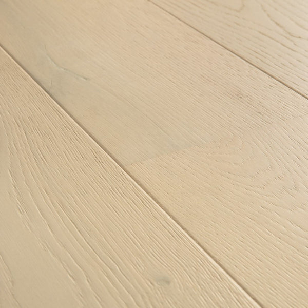 Pavimento in PARQUET AMATO ROVERE DELLA TUNDRA EXTRA OPACO QUICK-STEP effetto legno adatto a interni che richiedono luminosità e continuità cromatica