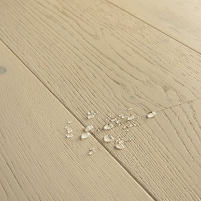 Pavimento in PARQUET CASCADA ROVERE DELLA TUNDRA EXTRA OPACO QUICK-STEP effetto legno crea una base chiara che amplifica la luce nella stanza