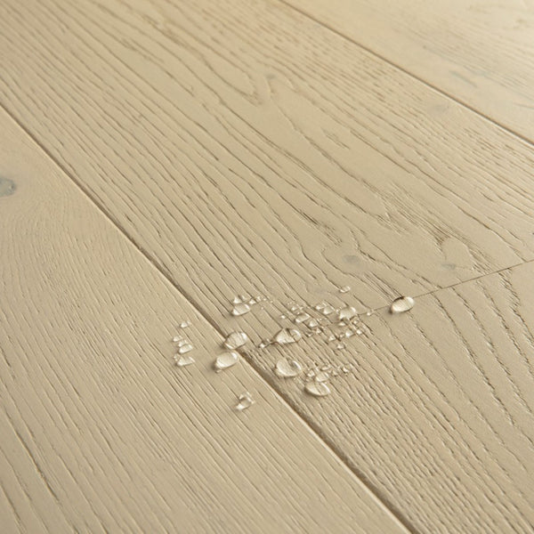Pavimento in PARQUET CASCADA ROVERE DELLA TUNDRA EXTRA OPACO QUICK-STEP effetto legno crea una base chiara che amplifica la luce nella stanza