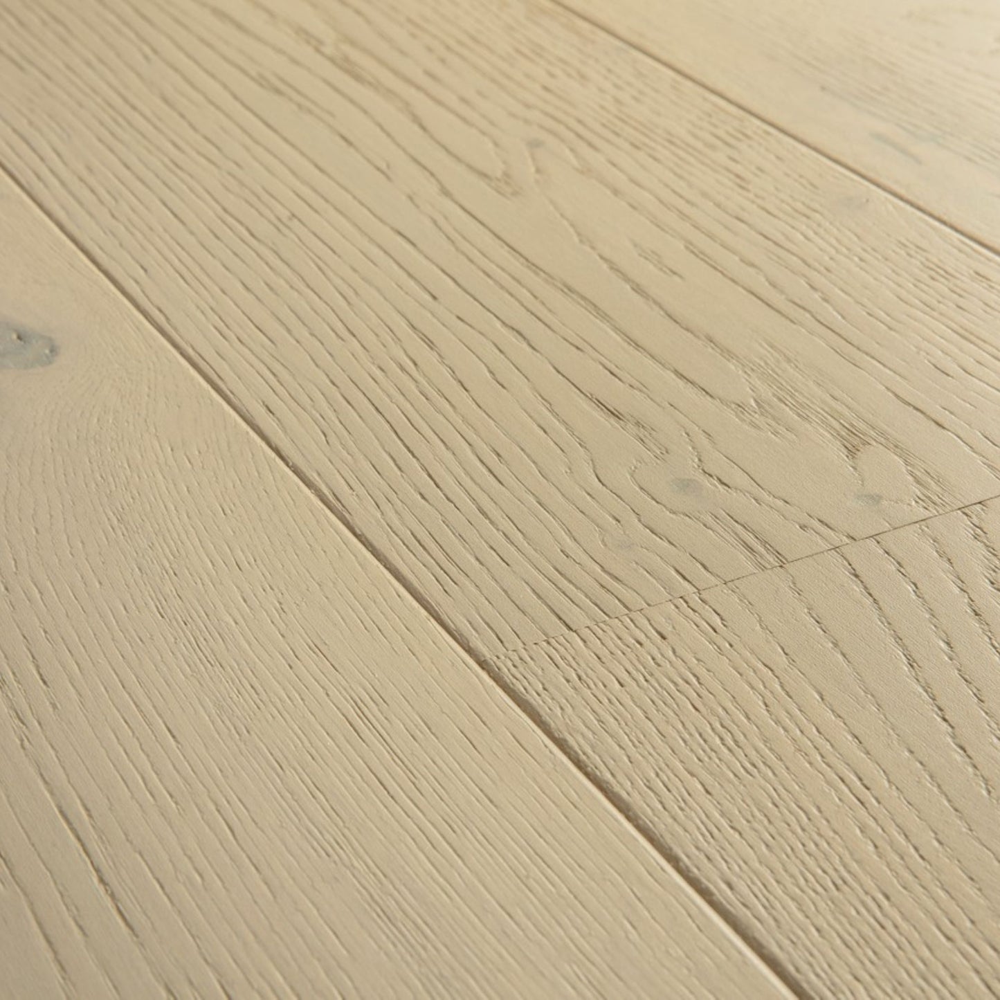 Pavimento in PARQUET CASCADA ROVERE DELLA TUNDRA EXTRA OPACO QUICK-STEP effetto legno crea una base chiara che amplifica la luce nella stanza