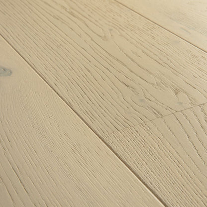 Pavimento in PARQUET CASCADA ROVERE DELLA TUNDRA EXTRA OPACO QUICK-STEP effetto legno crea una base chiara che amplifica la luce nella stanza