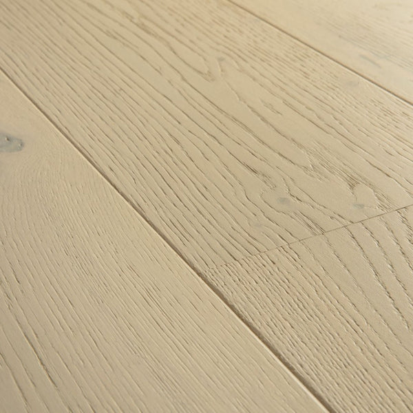 Pavimento in PARQUET CASCADA ROVERE DELLA TUNDRA EXTRA OPACO QUICK-STEP effetto legno crea una base chiara che amplifica la luce nella stanza