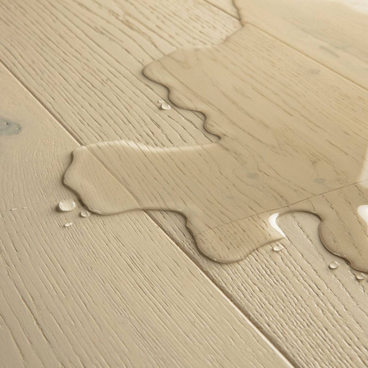 Pavimento in PARQUET CASCADA ROVERE DELLA TUNDRA EXTRA OPACO QUICK-STEP effetto legno crea una base chiara che amplifica la luce nella stanza