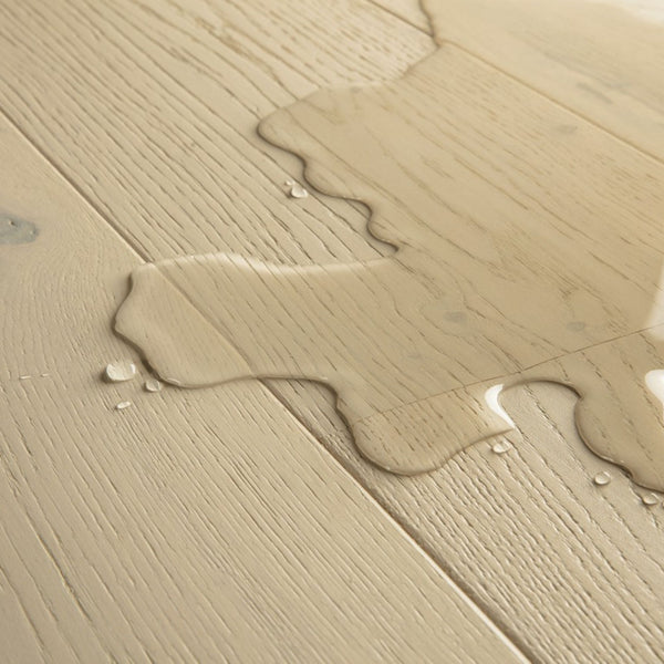 Pavimento in PARQUET CASCADA ROVERE DELLA TUNDRA EXTRA OPACO QUICK-STEP effetto legno crea una base chiara che amplifica la luce nella stanza