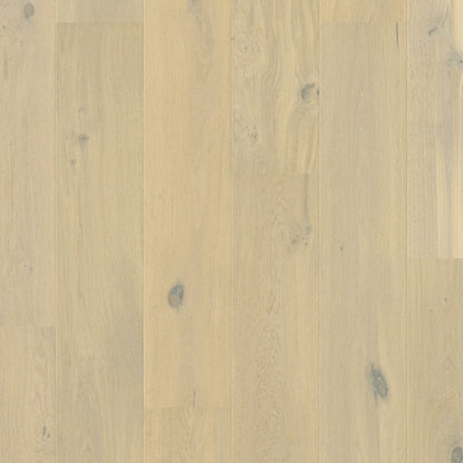 Pavimento in PARQUET CASCADA ROVERE DELLA TUNDRA EXTRA OPACO QUICK-STEP effetto legno crea una base chiara che amplifica la luce nella stanza