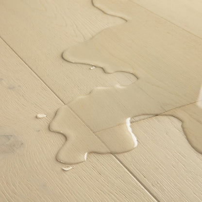 Pavimento in PARQUET CALA ROVERE DELLA TUNDRA EXTRA OPACO QUICK-STEP effetto legno finitura extra opaca riduce la visibilità di micrograffi e impronte