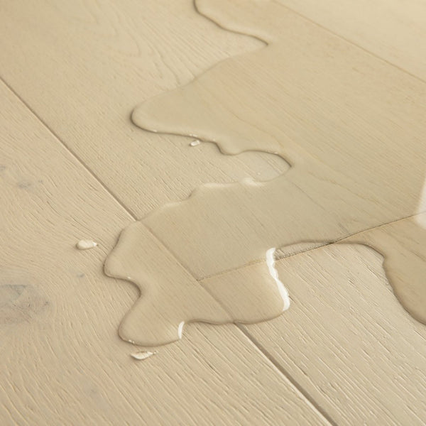 Pavimento in PARQUET CALA ROVERE DELLA TUNDRA EXTRA OPACO QUICK-STEP effetto legno finitura extra opaca riduce la visibilità di micrograffi e impronte