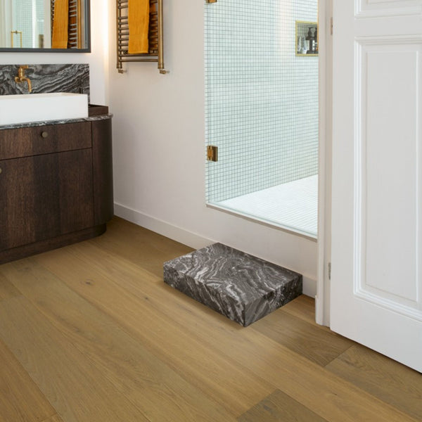 Pavimento in PARQUET CASCADA ROVERE MOKACCINO EXTRA OPACO QUICK-STEP effetto legno ideale sia per ambienti residenziali moderni che per spazi classici