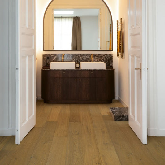 Pavimento in PARQUET CASCADA ROVERE MOKACCINO EXTRA OPACO QUICK-STEP effetto legno ideale sia per ambienti residenziali moderni che per spazi classici