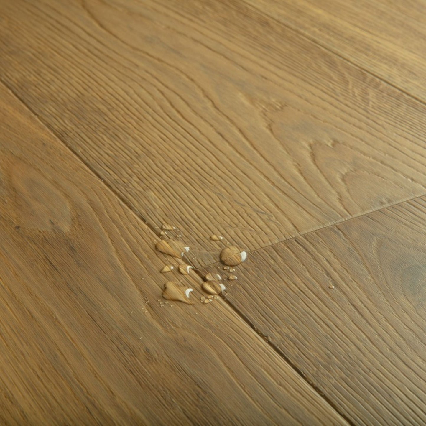 Pavimento in PARQUET CASCADA ROVERE MOKACCINO EXTRA OPACO QUICK-STEP effetto legno ideale sia per ambienti residenziali moderni che per spazi classici