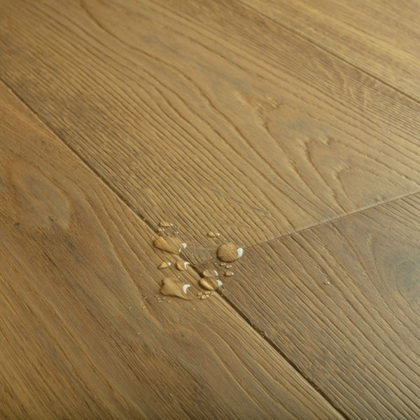 Pavimento in PARQUET CASCADA ROVERE MOKACCINO EXTRA OPACO QUICK-STEP effetto legno ideale sia per ambienti residenziali moderni che per spazi classici
