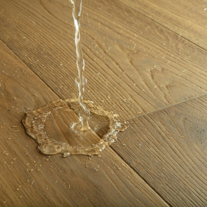 Pavimento in PARQUET CASCADA ROVERE MOKACCINO EXTRA OPACO QUICK-STEP effetto legno ideale sia per ambienti residenziali moderni che per spazi classici