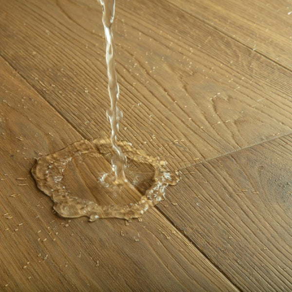 Pavimento in PARQUET CASCADA ROVERE MOKACCINO EXTRA OPACO QUICK-STEP effetto legno ideale sia per ambienti residenziali moderni che per spazi classici
