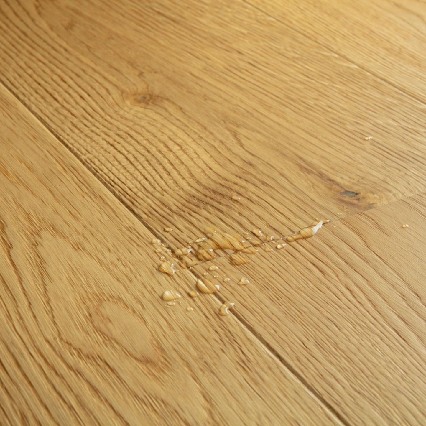 Pavimento in PARQUET CASCADA ROVERE NATURALE EXTRA OPACO QUICK-STEP effetto legno pensato per chi desidera pavimenti eleganti, duraturi e facili da mantenere