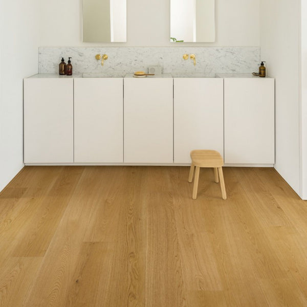 Pavimento in PARQUET CASCADA ROVERE NATURALE EXTRA OPACO QUICK-STEP effetto legno pensato per chi desidera pavimenti eleganti, duraturi e facili da mantenere