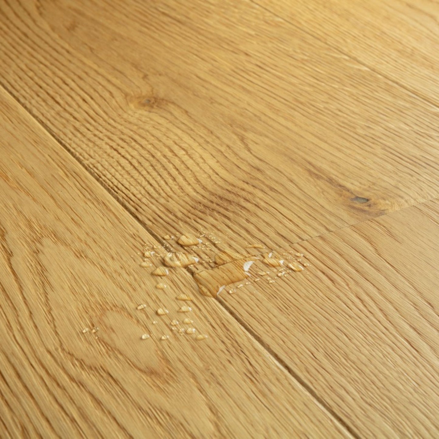 Pavimento in PARQUET CASCADA ROVERE NATURALE EXTRA OPACO QUICK-STEP effetto legno pensato per chi desidera pavimenti eleganti, duraturi e facili da mantenere