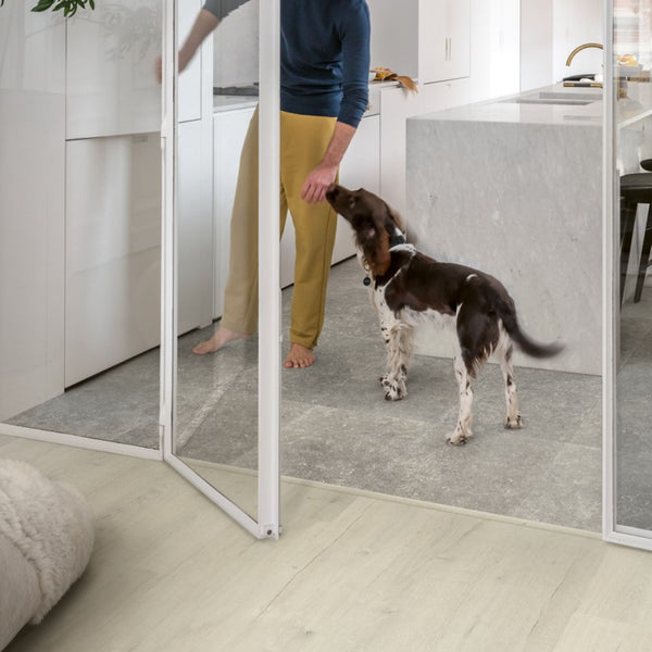 Pavimento in Laminato CAPTURE ROVERE PATINA MORBIDO QUICK-STEP è protetta dalla tecnologia Scratch Guard, aumentare la resistenza ai graffi