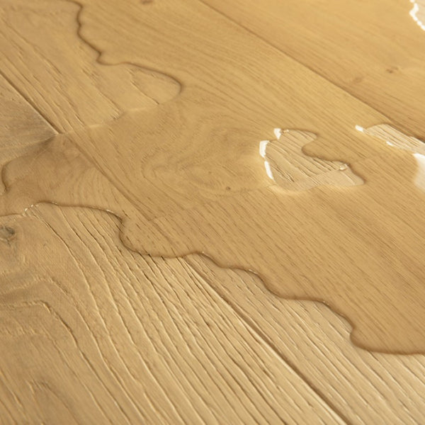 Pavimento in PARQUET AMATO ROVERE PURO EXTRA OPACO QUICK-STEP effetto legno pensata per integrarsi in contesti residenziali luminosi