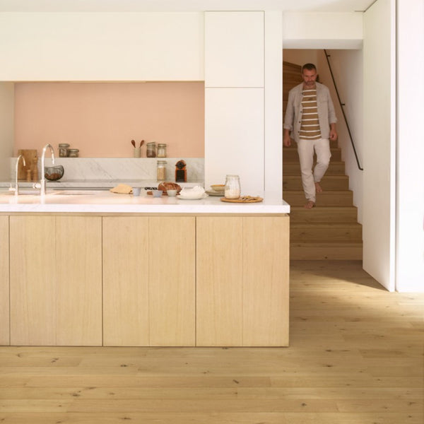 Pavimento in PARQUET AMATO ROVERE PURO EXTRA OPACO QUICK-STEP effetto legno pensata per integrarsi in contesti residenziali luminosi