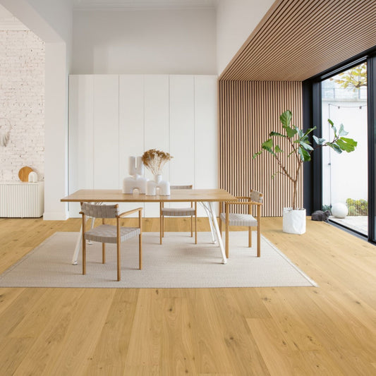 Pavimento in CALA ROVERE PURO EXTRA OPACO QUICK-STEP effetto legno tecnologia Wood for Life previene l’adesione di fango, residui o altri tipi di sporco