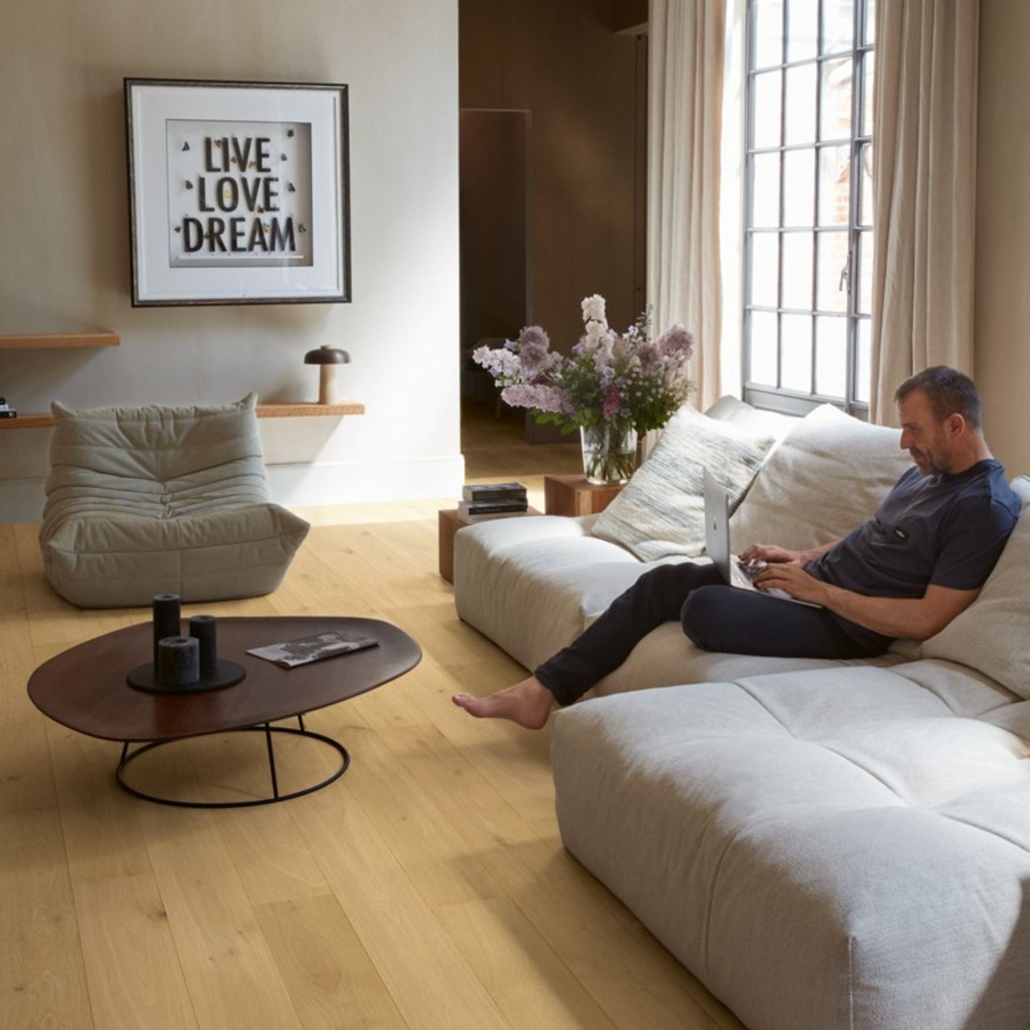 Pavimento in PARQUET AMATO ROVERE PURO EXTRA OPACO QUICK-STEP effetto legno pensata per integrarsi in contesti residenziali luminosi