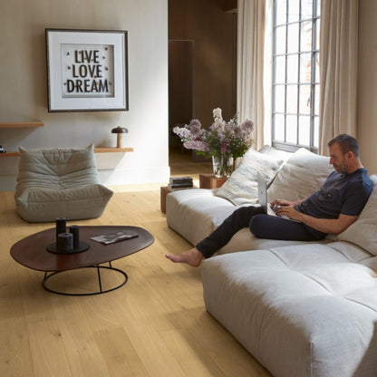 Pavimento in PARQUET AMATO ROVERE PURO EXTRA OPACO QUICK-STEP effetto legno pensata per integrarsi in contesti residenziali luminosi